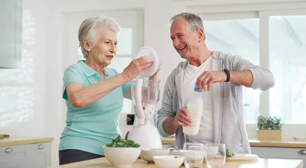 想知道如何保持婚姻多年健康生活 一对年长的夫妇在家里一起做一个健康的冰沙 — 图库照片