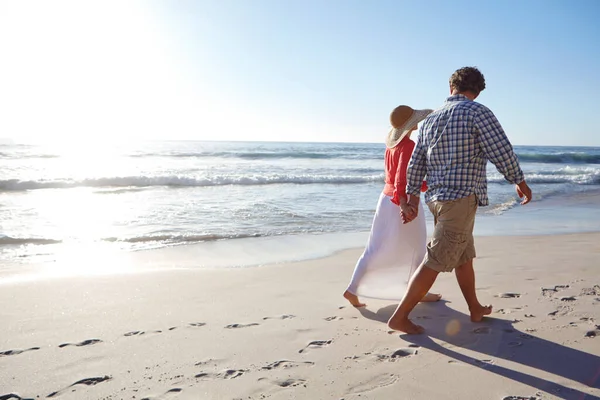 ビーチで長い散歩 成熟した夫婦は午後遅くにビーチを散歩し — ストック写真