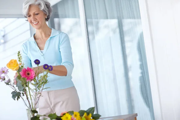 Bringing Some Joy House Senior Woman Enjoying Some Flower Arranging — Stock Photo, Image