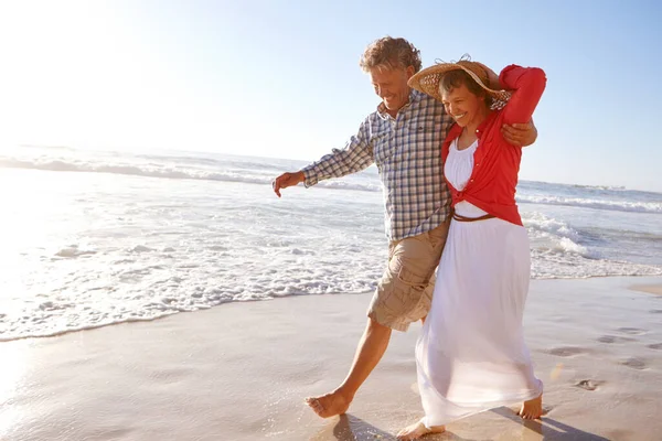 この日はこれ以上ロマンチックなことはできませんでした 成熟した夫婦は午後遅くにビーチを散歩し — ストック写真