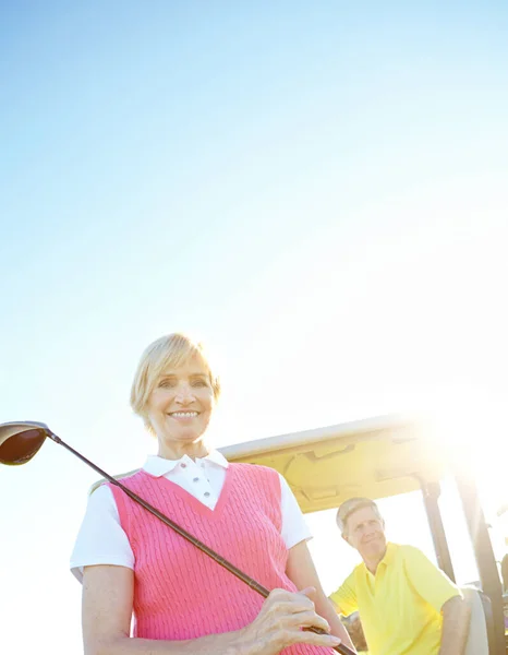 Czas Herbatę Niski Kąt Ujęcia Atrakcyjnej Starszej Golfistki Stojącej Przed — Zdjęcie stockowe