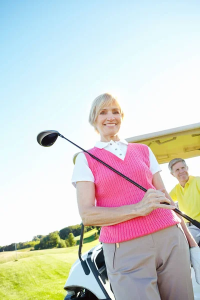 Barışçıl Bir Meşgale Yaşlı Çekici Bir Kadın Golfçünün Golf Arabasının — Stok fotoğraf