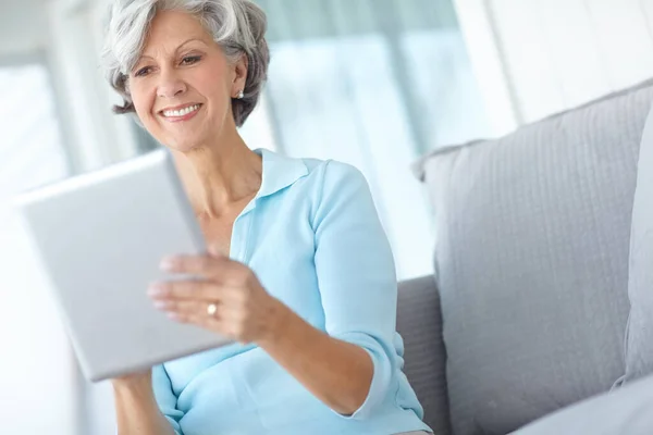 Rimanere Aggiornati Facile Una Donna Anziana Felice Che Usa Tablet — Foto Stock