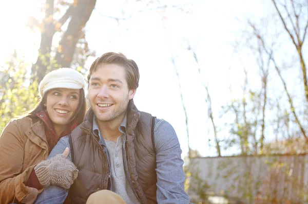 Sharing Carefree Afternoon Happy Young Couple Sitting Together Outdoors Woods — Stock Photo, Image