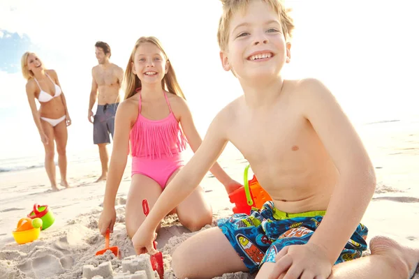 Splendida Giornata Spiaggia Con Famiglia Giovane Fratello Sorella Che Costruiscono — Foto Stock