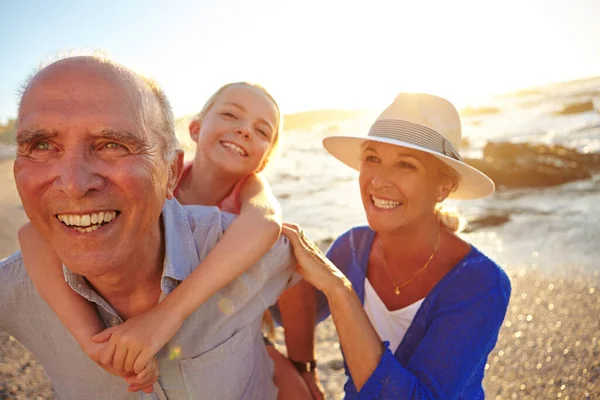 Itt Tengerparti Idő Nagyival Nagyapával Nagyszülők Élvezik Napot Strandon Unokájukkal — Stock Fotó