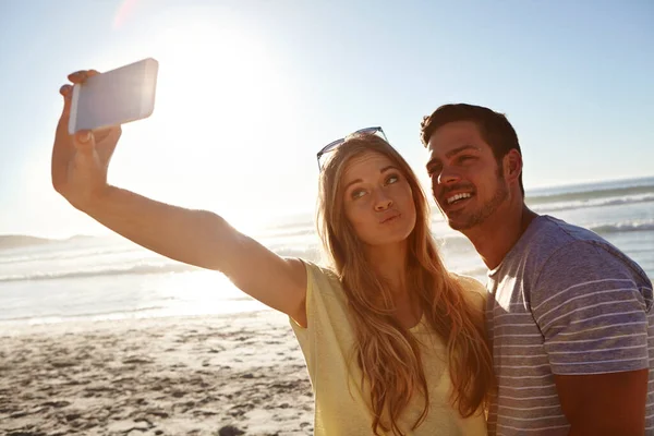 Selfie Estivi Una Giovane Coppia Affettuosa Che Selfie Spiaggia — Foto Stock