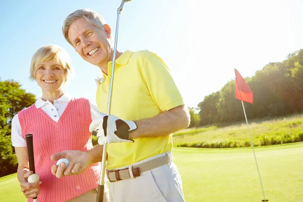 Golf Hält Uns Regelmäßig Zusammen Älteres Paar Hält Golfschläger Und — Stockfoto