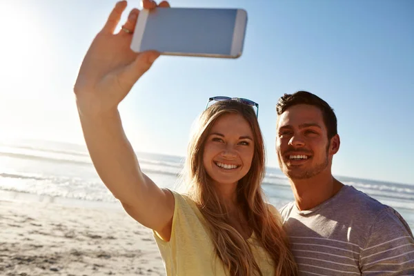 Sunshine Selfies Affectionate Young Couple Taking Selfie Beach — Stock Photo, Image