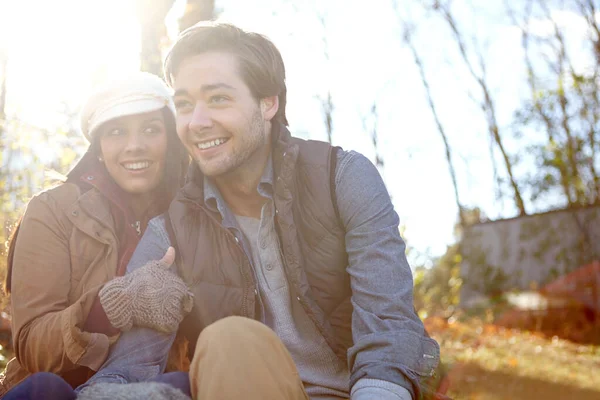 Enjoying Carefree Afternoon Happy Young Couple Sitting Together Outdoors Woods — Stock Photo, Image