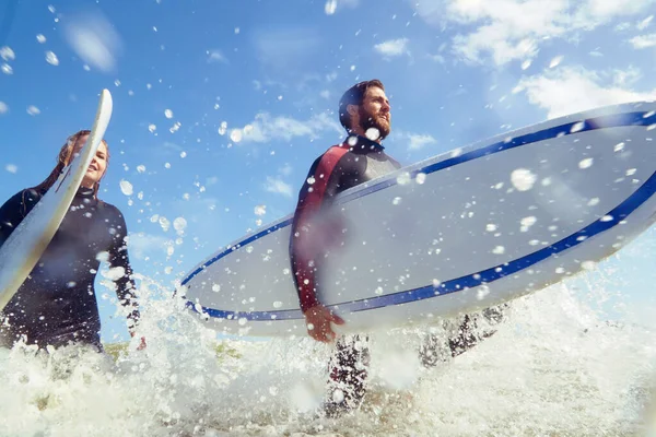 Gemeinsam Die Wellen Schlagen Ein Junges Paar Beim Gemeinsamen Surfen — Stockfoto