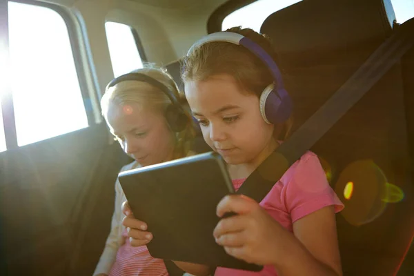 Pacotes Viagem Tecnológicos Para Crianças Duas Meninas Viajando Carro — Fotografia de Stock