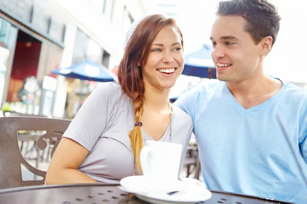 お互いの会社で吸収された他の会社で吸収された コピースペースのある外のカフェでコーヒーを飲んでいる幸せなカップル — ストック写真