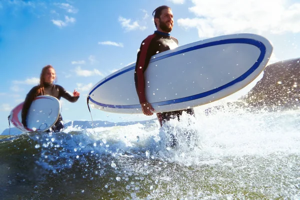 Dit Hun Passie Een Atletisch Jong Koppel Surfen Hun Favoriete — Stockfoto