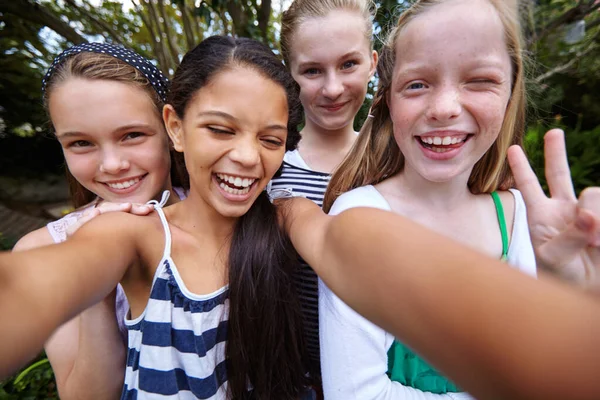 Estão Divertir Grupo Jovens Amigas Tirando Uma Selfie Juntas Fora — Fotografia de Stock
