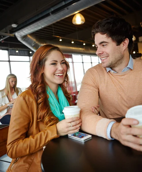 いいデートだな コーヒーショップでのデートの幸せな若いカップル — ストック写真
