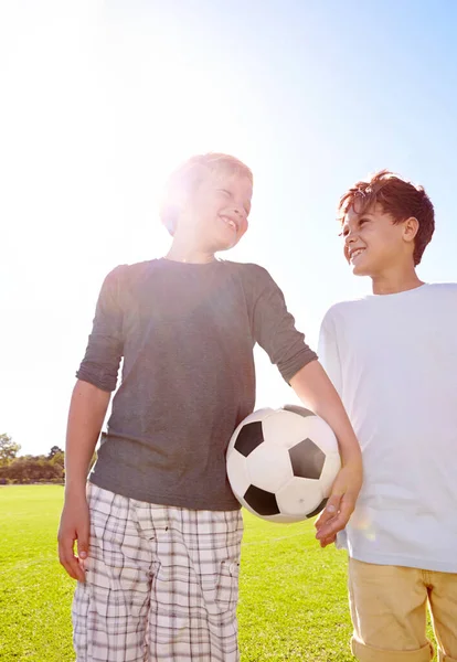 选择最好的 两个小男孩一起在足球场上 — 图库照片