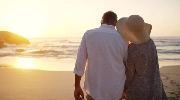 今天是去海滩的最佳时机 一对难以辨认的老夫妇在日落时分向海滩走去时的背景照片 — 图库照片