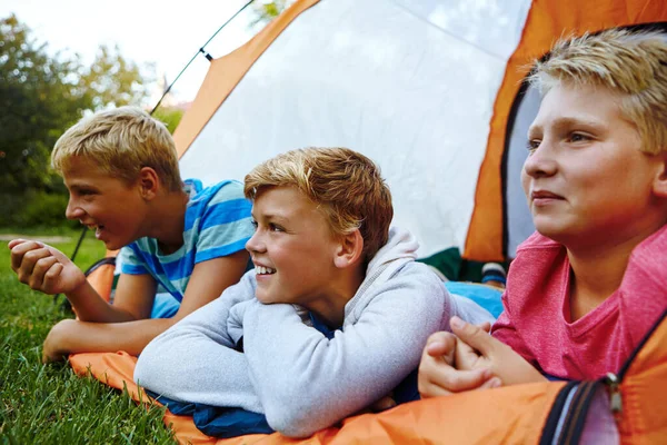 Pronto Para Alguma Aventura Três Meninos Deitados Sua Tenda — Fotografia de Stock