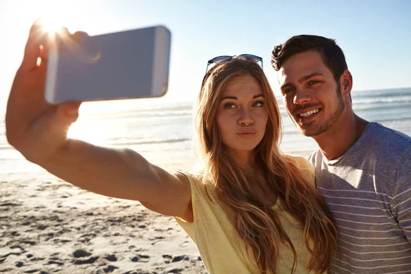 Beach Time Selfie Affectionate Young Couple Taking Selfie Beach — Stock Photo, Image