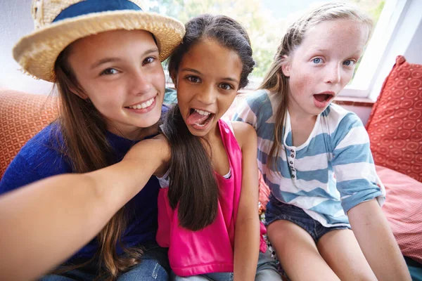 Selfie Spaß Eine Gruppe Teenager Freunde Macht Zusammen Ein Selfie — Stockfoto