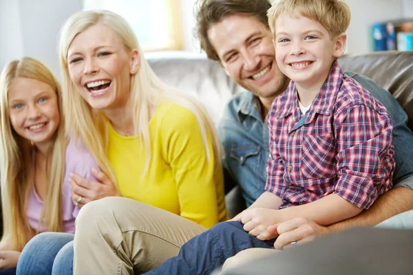 Gemeinsam Hause Entspannen Porträt Einer Glücklichen Familie Die Zeit Miteinander — Stockfoto
