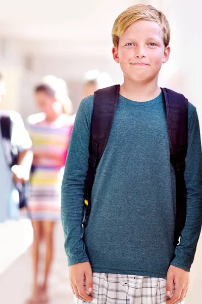 Отримання Найкращої Освіти Портрет Молодого Хлопчика Стоїть Шкільному Залі — стокове фото