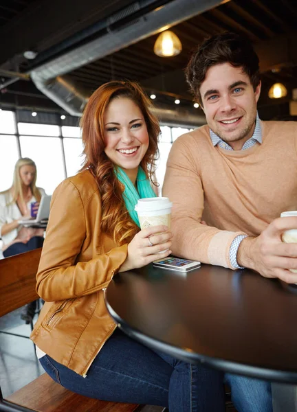 コーヒーデートを楽しむ コーヒーショップでのデートの幸せな若いカップル — ストック写真