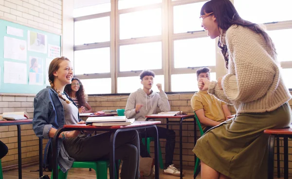 Tudja Hogy Kell Kommunikálni Diákjaival Egy Vidám Fiatal Tanár Tanít — Stock Fotó