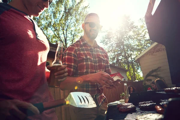 与伟人共度的无忧无虑的时光 一群在外面烧烤的朋友 — 图库照片
