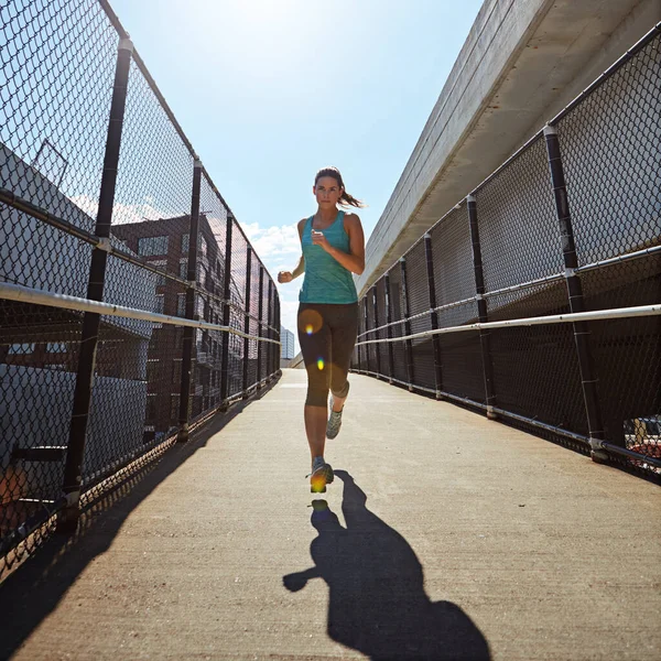 Sigue Avanzando Hacia Tus Objetivos Fitness Una Joven Deportista Corriendo —  Fotos de Stock