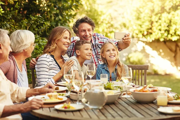 菜单上有好的食物 家庭和乐趣 一个快乐的家庭在户外共进午餐 — 图库照片