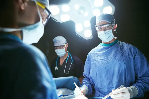 Uzman Bir Tıbbi Ekipten Uzman Tıbbi Bakım Ameliyathanede Cerrahlar — Stok fotoğraf