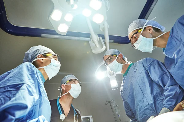 在工作中拯救生命的外科医生 手术室里外科医生的低角度射击 — 图库照片