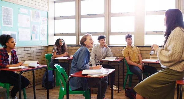 Hon Lär Sina Elever Livet Glad Ung Lärare Som Ger — Stockfoto