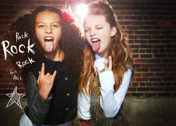 Adoramos Rock Roll Duas Meninas Puxando Rostos Fazendo Gesto Rock — Fotografia de Stock