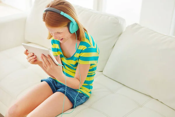 Conoscere Tecnologia Una Bambina Che Usa Tablet Digitale Con Cuffie — Foto Stock