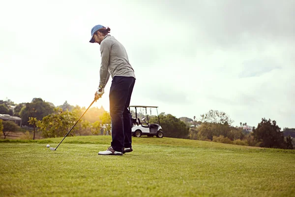 Atışını Hazırlıyor Genç Bir Adamın Golf Sahasında Bir Günün Keyfini — Stok fotoğraf