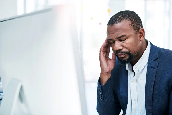 Stresi Kolayca Baş Ağrısı Yapabilir Ofiste Bilgisayarla Uğraşırken Stresli Görünen — Stok fotoğraf