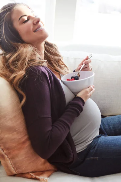 Una Comida Abundante Siempre Hace Sonreír Una Atractiva Joven Embarazada — Foto de Stock
