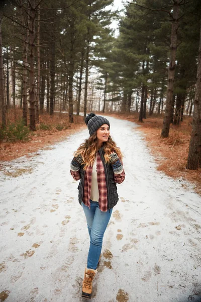Aproveita Vista Uma Jovem Mulher Caminhando Deserto Durante Inverno — Fotografia de Stock