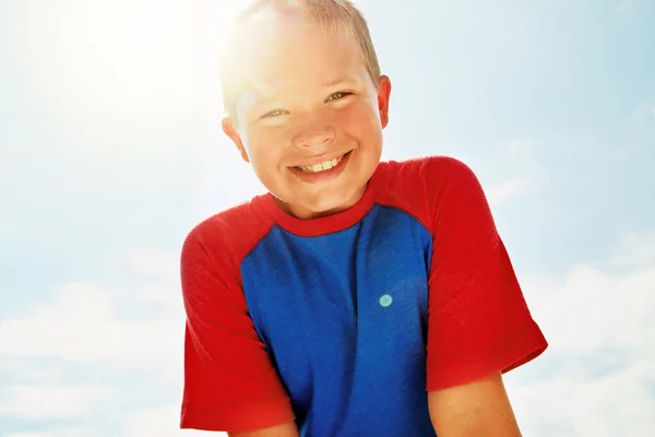 Солнечные Дни Молодости Портрет Счастливого Мальчика Стоящего Улице Яркий Летний — стоковое фото