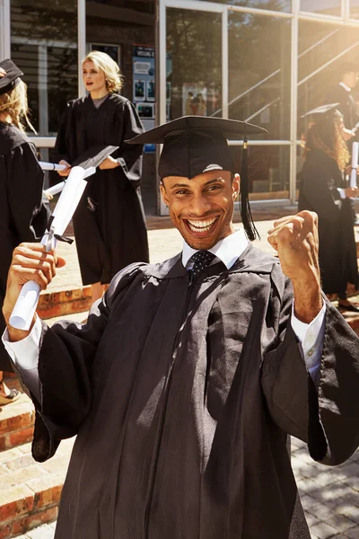Demonios Gradué Retrato Estudiante Universitario Sonriente Sosteniendo Diploma Afuera Día — Foto de Stock