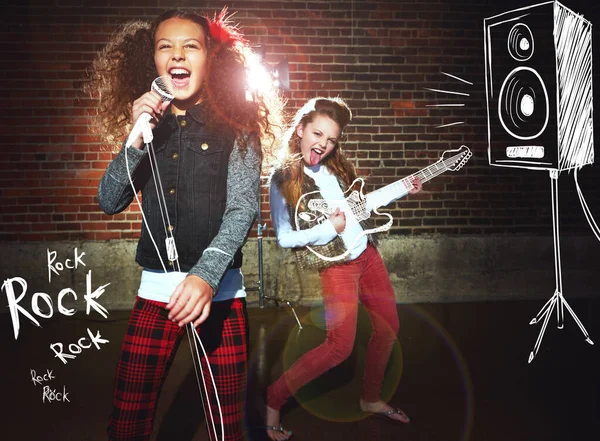 女孩摇滚 两个女孩用想象中的乐器唱歌和演奏摇滚音乐 — 图库照片