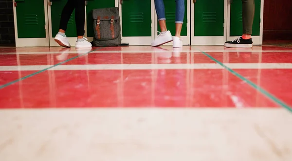 Мураха Бачить Час Низький Кут Зйомки Групи Невпізнаваних Студентського Взуття — стокове фото