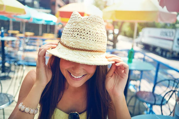 彼女は新しい帽子が好きだ 屋外のカフェに座っている魅力的な若い女性が — ストック写真