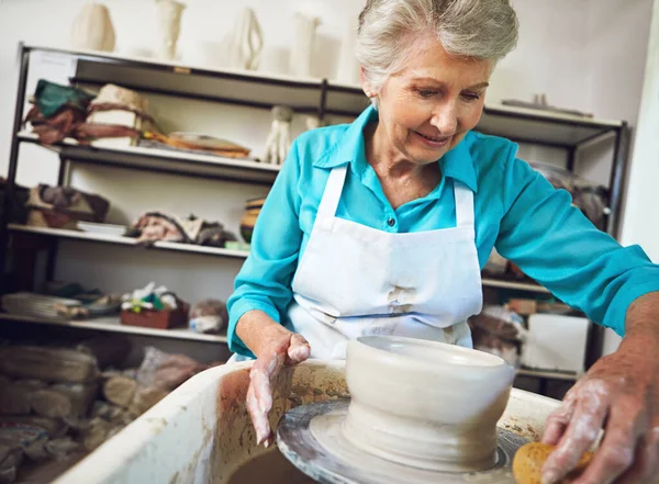 Kształtuje Emeryturę Którą Kocha Starsza Kobieta Robi Ceramiczny Garnek Warsztacie — Zdjęcie stockowe