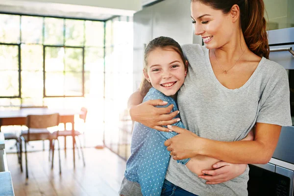 Worlds Greatest Mom Portrait Happy Mother Daughter Loving Embrace Home — Stock Photo, Image