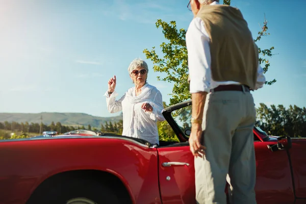 Sie War Immer Gut Mit Anweisungen Seniorenpaar Auf Roadtrip — Stockfoto
