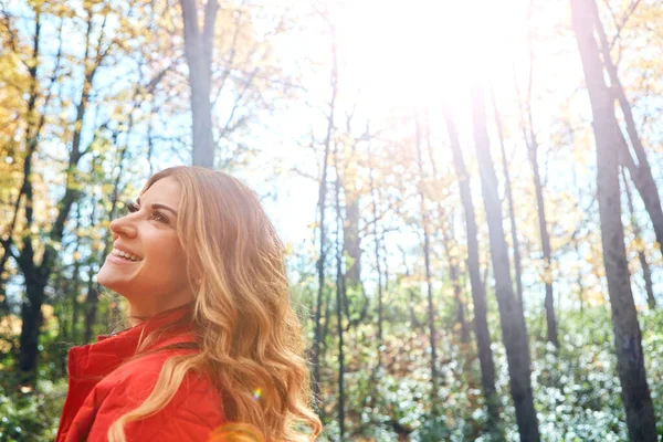 Falling Autumn Attractive Young Woman Forest Autumn — Stock Photo, Image